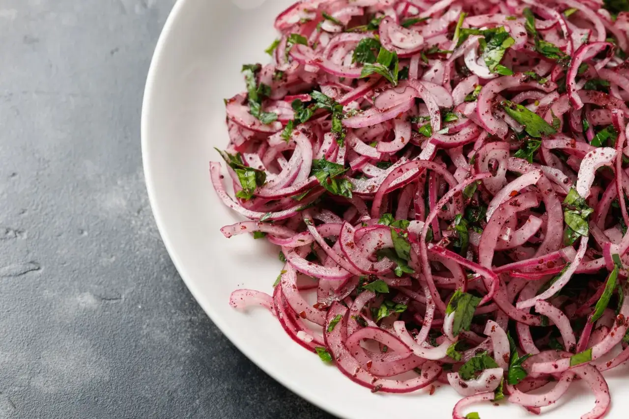 Frische Sumak Zwiebeln mit Petersilie, ein köstlicher Salat, der zu vielen Gerichten passt.